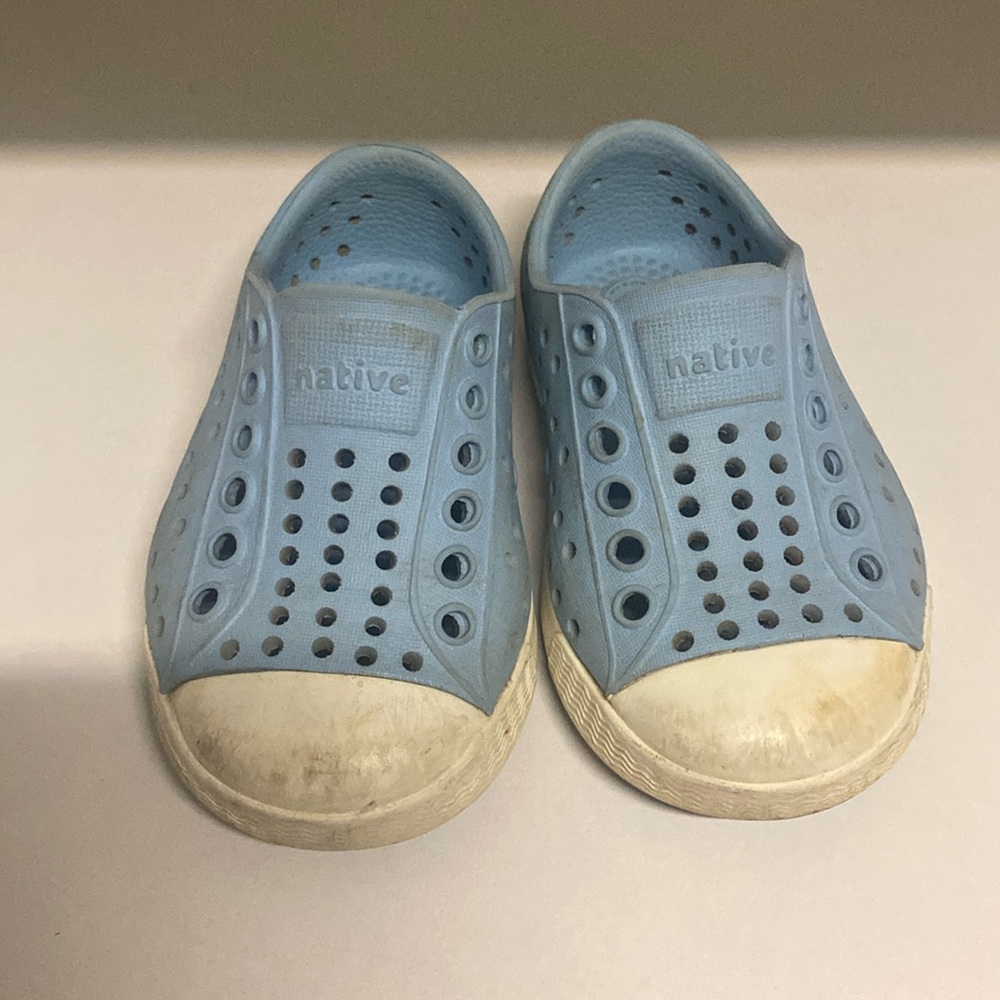Size 4 light blue Natives Toddler